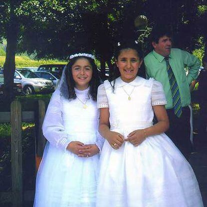 Jessica, a la derecha, junto a su amiga Maider, el día de su primera comunión.