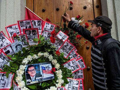 Un hombre deposita una flor, este martes, en homenaje al presidente chileno Salvador Allende.