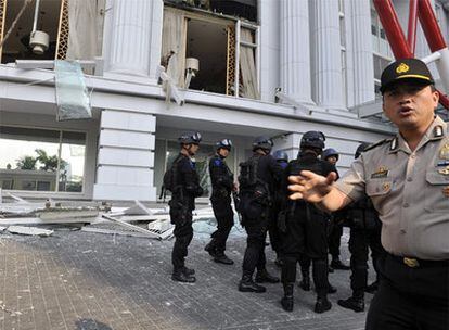 Agentes de los comandos antiterroristas indonesios, en el hotel Ritz-Carlton de Yakarta tras el atentado.