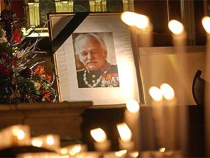 Decenas de velas rinden homenaje póstumo a Raniero en la capilla de la Santa Devota de Mónaco.