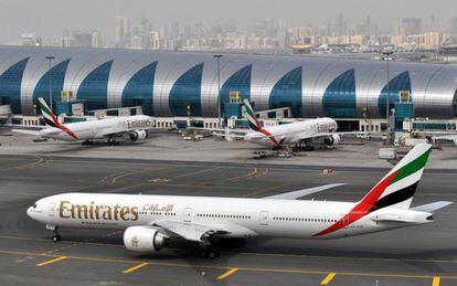 Un avión de Emirates, en el aeropuerto de Dubái, el pasado 22 de marzo.