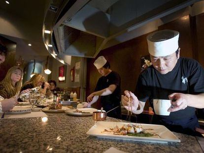 Moliner fa de Balzacpostmodern i viatja per restaurants ètnics, com aquest japonès.