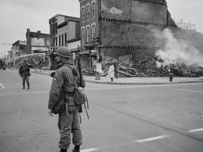 Un soldado vigila una calle de Washington DC poco despu&eacute;s de los altercados tras el asesinato de Martin Luther King en 1968.
