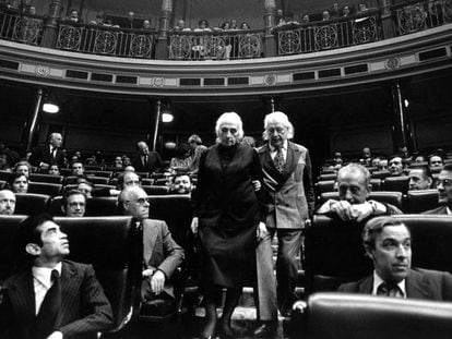 Dolores Ibarruri y Rafael Alberti en el Congreso de los Diputados en julio de 1977 durante una sesión de las Cortes Constituyentes.