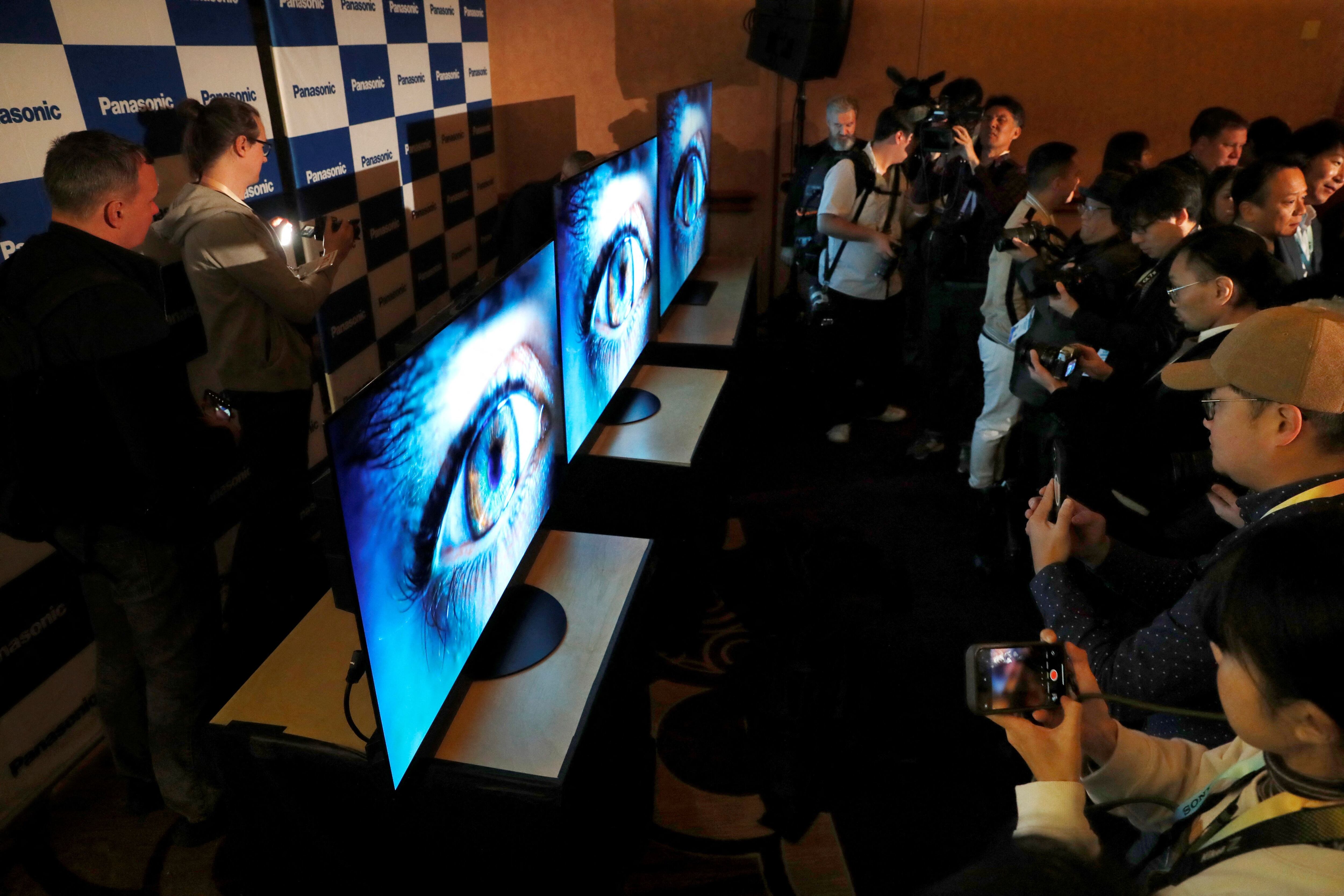 Periodistas observan los televisores OLED Z95A y Z93A de Panasonic con Fire TV incorporado, durante una conferencia de prensa de Panasonic en CES 2024.