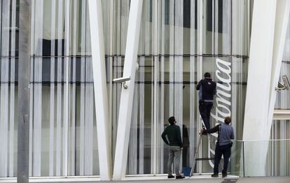 Operarios trabajan en la sede de Telefónica.