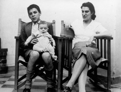 El Che Guevara y su madre con el hermano pequeño Juan.