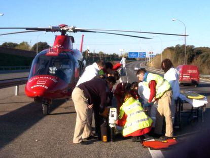 Evacuación de un joven de 21 años herido muy grave en un accidente de tráfico en la M-40 de Madrid en abril de 2004.