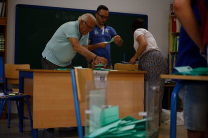 Recuento de votos en un colegio de Córdoba. Los 3795 colegios electorales para los duodécimos comicios autonómicos andaluces han cerrado como estaba previsto este domingo a las 20.00 horas, cuando ha arrancado el escrutinio de las 10.189 mesas repartidas por toda la comunidad tras una jornada que se ha desarrollado sin incidencias de importancia.
