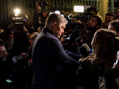 Robert Fico a la llegada a la sede de su partido, Smer-SD, en la noche electoral de este sábado en Bratislava.