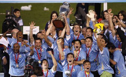 La selecci&oacute;n uruguaya celebra la Copa Am&eacute;rica de 2011.