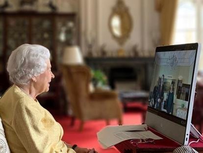 Isabel II recibe por videoconferencia al embajador de Suiza, sentada en una estancia del castillo de Windsor, el 26 de octubre de 2021.