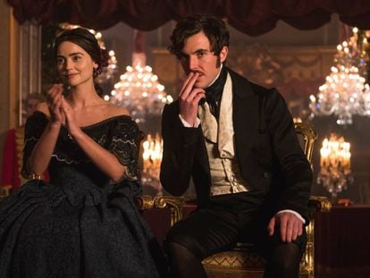 Jenna Coleman y Tom Hughes en 'Victoria'