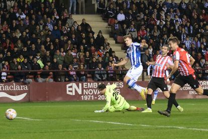 Robert Navarro chuta para marcar para la Real Sociedad este miércoles ante la UD Logroñés.