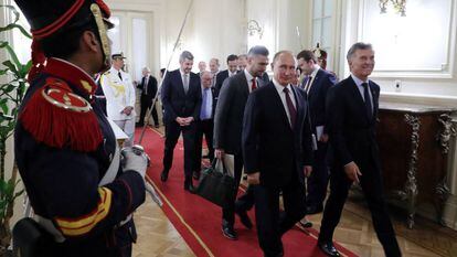 Mauricio Macri y Vladímir Putin se dirigen a una reunión durante la cumbre del G20 en Buenos Aires.