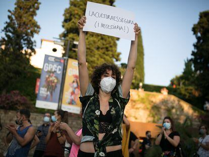 Protesta ante el teatro Grec de Barcelona el lunes por la orden de cancelación de actividades culturales.