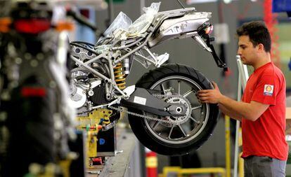 Un trabajador en la factoría de Ducati de Borgo Panigale