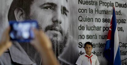 Una ni&ntilde;o posa para una foto en el memorial de Fidel Castro en Guanabacoa.