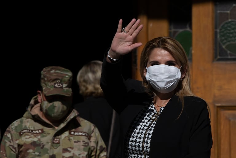 La presidenta interina de Bolivia, Jeanine Áñez, saluda durante un acto en La Paz, el pasado 11 de junio.