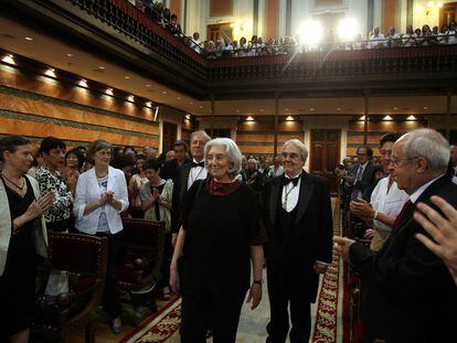 La escritora Clara Jan&eacute;s, en el acto de la lectura de su discurso de ingreso en la RAE.