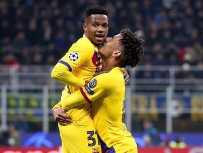 Ansu Fati, felicitado por Todibo, tras su gol en el Giuseppe Meazza.