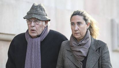 Montull, con su hija, llega al TSJC para conocer la sentencia del 'caso Palau'.