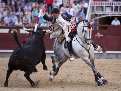 Joao Moura, durante la faena a su segundo toro, al que le corto una oreja.