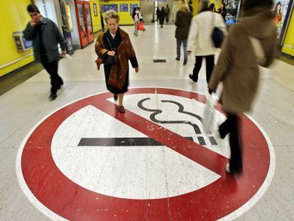 Cartel que ilustra la prohibición de fumar en el Metro de Madrid. 