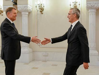 El presidente de Rumania, Klaus Iohannis, recibe al secretario general de la OTAN, Jens Stoltenberg, este lunes en Bucarest.