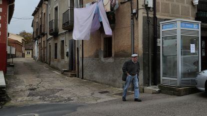 Un hombre pasea por Alcañices, en Zamora.