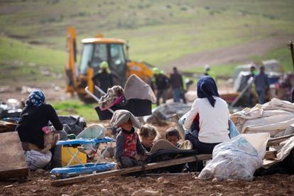 Familias palestinas observan la demolición de sus hogares, el miércoles en Humsa al Baqaia (Cisjordania).