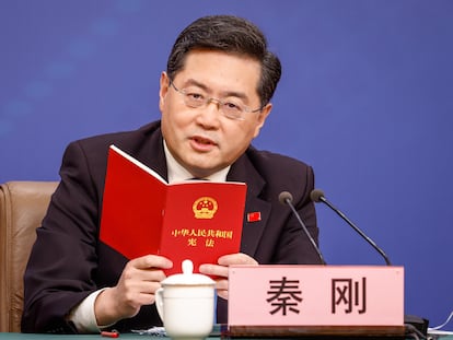 El ministro de Asuntos Exteriores de China, Qin Gang, lee un fragmento de la Constitución de la República Popular referido a Taiwán, durante una comparecencia este martes.