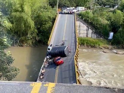 Una imagen del colapso del puente vehicular sobre el río La Vieja que une a los departamentos de Quindío y Valle del Cauca, el 12 de abril de 2023.