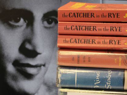 Copias de libros de J. D. Salinger en una fotografía de archivo.