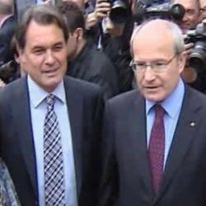 El presidente de la Generalitat, José Montilla, y el presidente de CiU, Artur Mas, junto a sus respectivas esposas, durante la recepción institucional con motivo de la diada de Sant Jordi