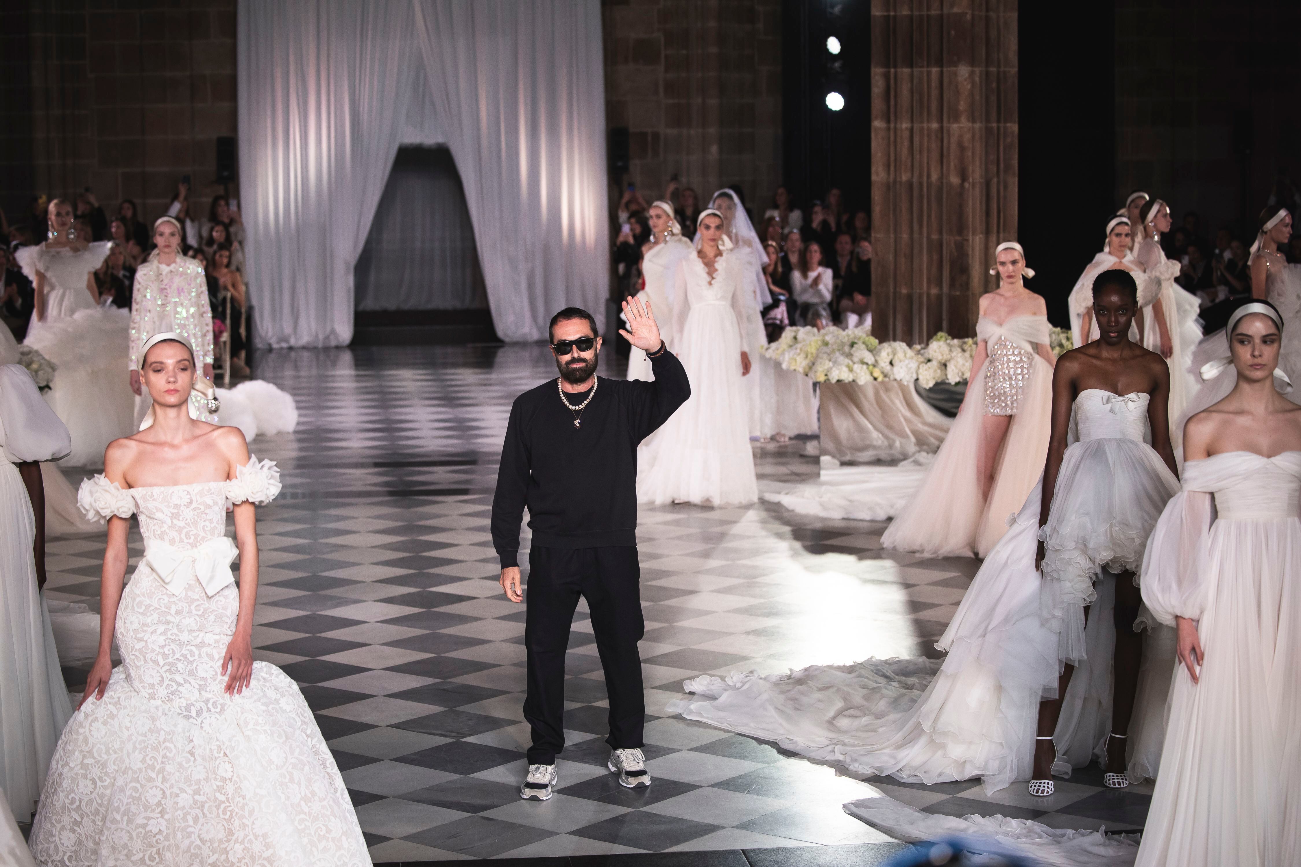 El diseñador Giambattista Valli saluda al final de su desfile en la  Barcelona Bridal Week, el 18 de abril de 2024.