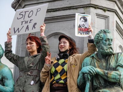 Protesta contra la invasión rusa de Ucrania, este miércoles frente a la sede del Parlamento Europeo, en Bruselas.