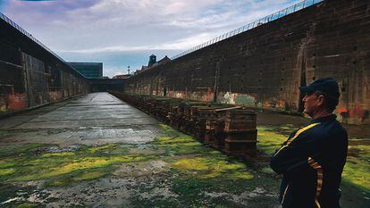 Ballard en el astillero de Belfast donde se construyó el Titanic