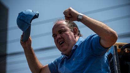 Rafael López Aliaga, candidato ultraderechista a las elecciones presidenciales de Perú, durante un mitin en Lima el pasado 27 de marzo.