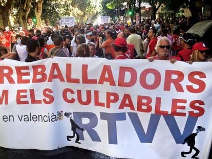 Trabajadores de RTVV cortan la Gran Vía del Marqués del Turia en protesta por el ERE.