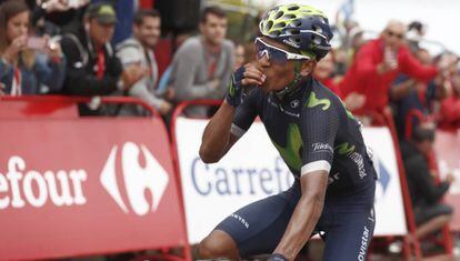 Nairo Quintana festeja en su llegada a los Lagos de Covadonga.