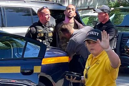Los oficiales de policía han escoltado al detenido fuera de la Chautauqua Institution, este viernes, en el Estado de Nueva York (EE UU).