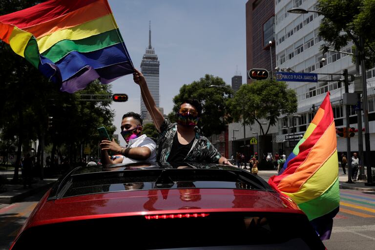 Dos personas celebran el Día del Orgullo, en Ciudad de México, el pasado junio.