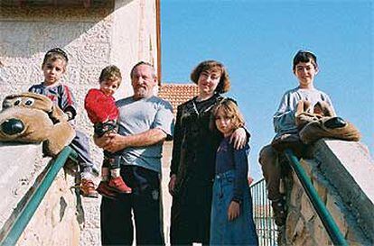 Miriam Gorov posa con sus cuatro hijos y su padre en su casa de Jerusalén.