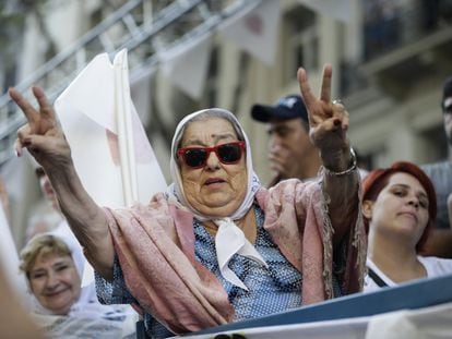 Hebe de Bonafini, presidenta de las Madres de Plaza de Mayo, hace un gesto durante la marcha para conmemorar el 41º aniversario del golpe militar en Buenos Aires, el 24 de marzo de 2017.