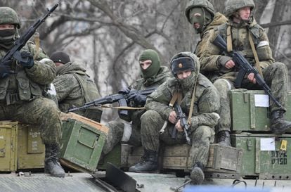 Militares rusos en Armiansk, en la parte norte de Crimea, Rusia, el domingo.