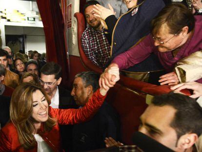 La candidata del PSOE entrando en el teatro de Almería donde abrió oficialmente la campaña