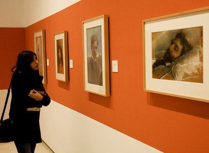 Una visitante, ayer en la muestra <i>Ars delineandi o el arte de dibujar,</i> en el Palacio Episcopal de Málaga.