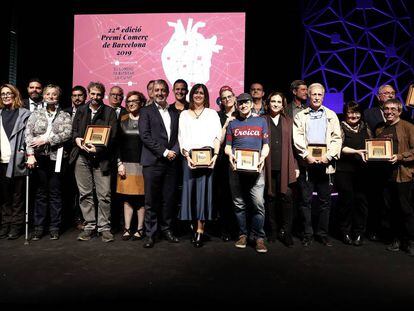 Los galardonados en la 22ª edición del Premi Comerç de Barcelona con la alcaldesa, Ada Colau, y Jaume Collboni, primer teniente de alcalde.