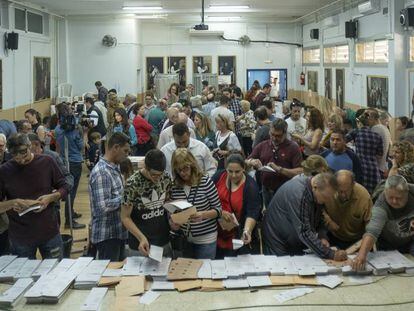 Un grupo de ciudadanos ejerce su derecho a voto en Sevilla.